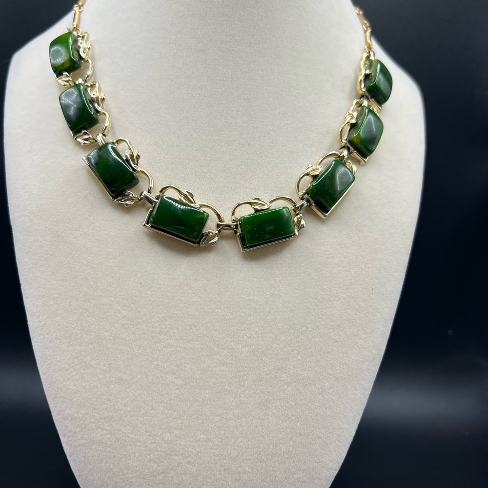Luxurious Vintage Green and Gold Necklace